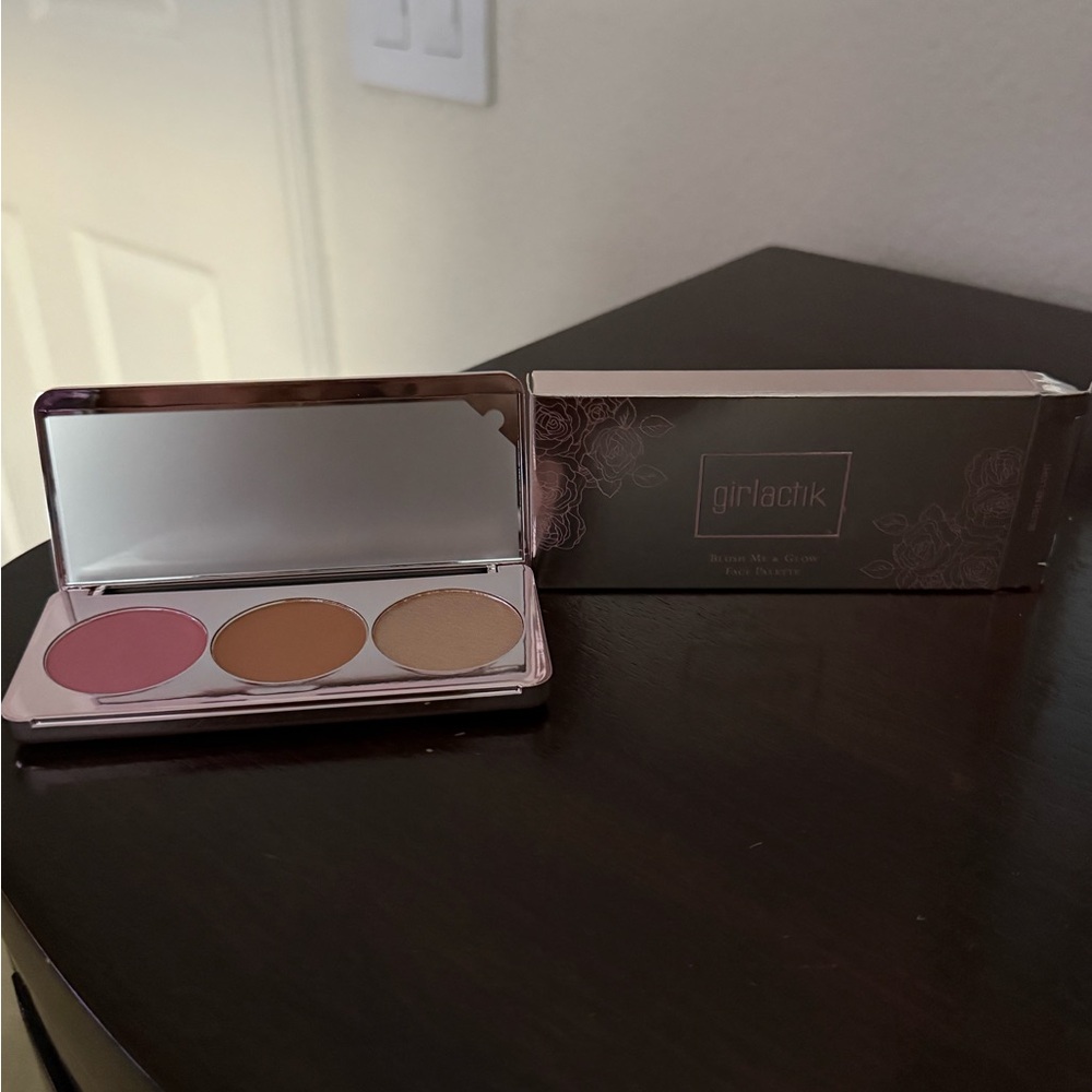Girlactik Blush Me & Glow Face Pallet
